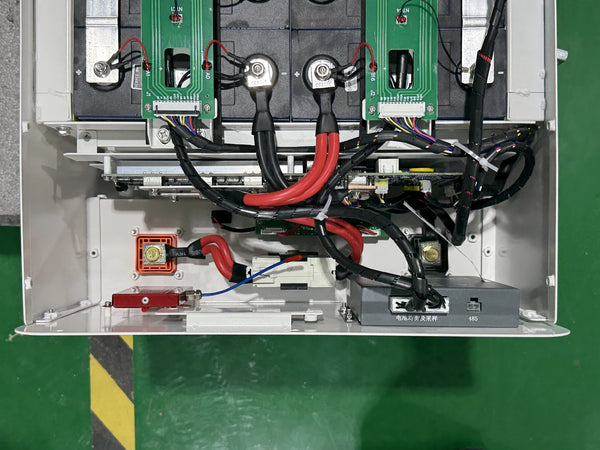 Real open LiFePO4 battery enclosure showing BMS wiring, cell connections and component identification points during a de-energized inspection